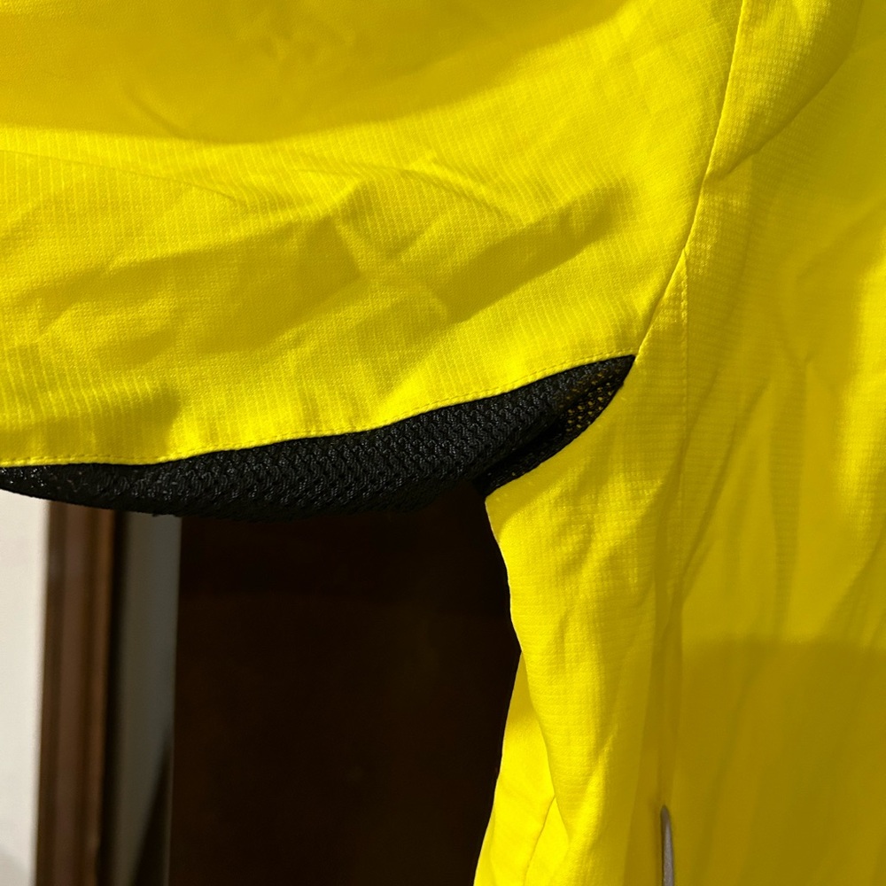 Bellwether Vibrant Yellow Cycling Windbreaker Size Medium - Picture 3 of 7